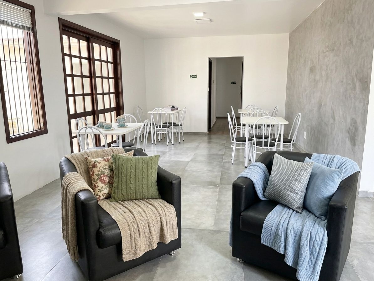 Sala de convivência e refeitório do residencial para idosos