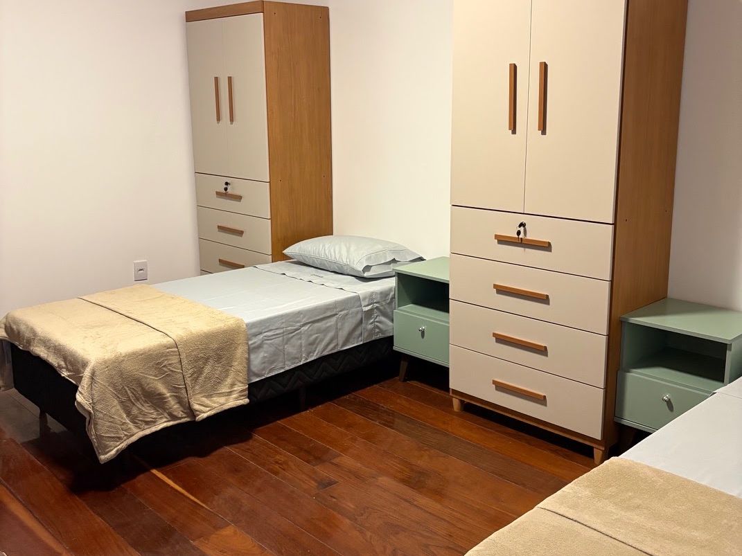 Quarto semiprivativo com ar-condicionado e armários individuais