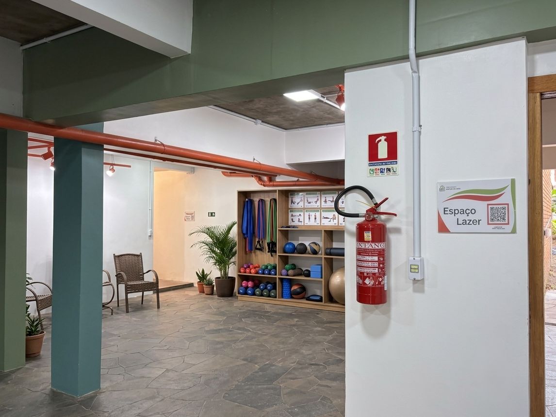 Espaço de lazer com materiais para atividades físicas e recreação