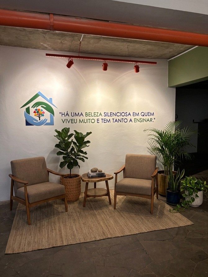Recepção do Residencial Sênior Vida em Família com a frase: Há uma beleza silenciosa em quem viveu muito e tem tanto a ensinar